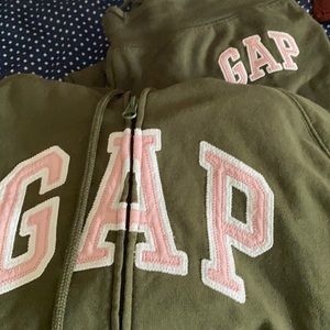 Gap green/pink sweatsuit